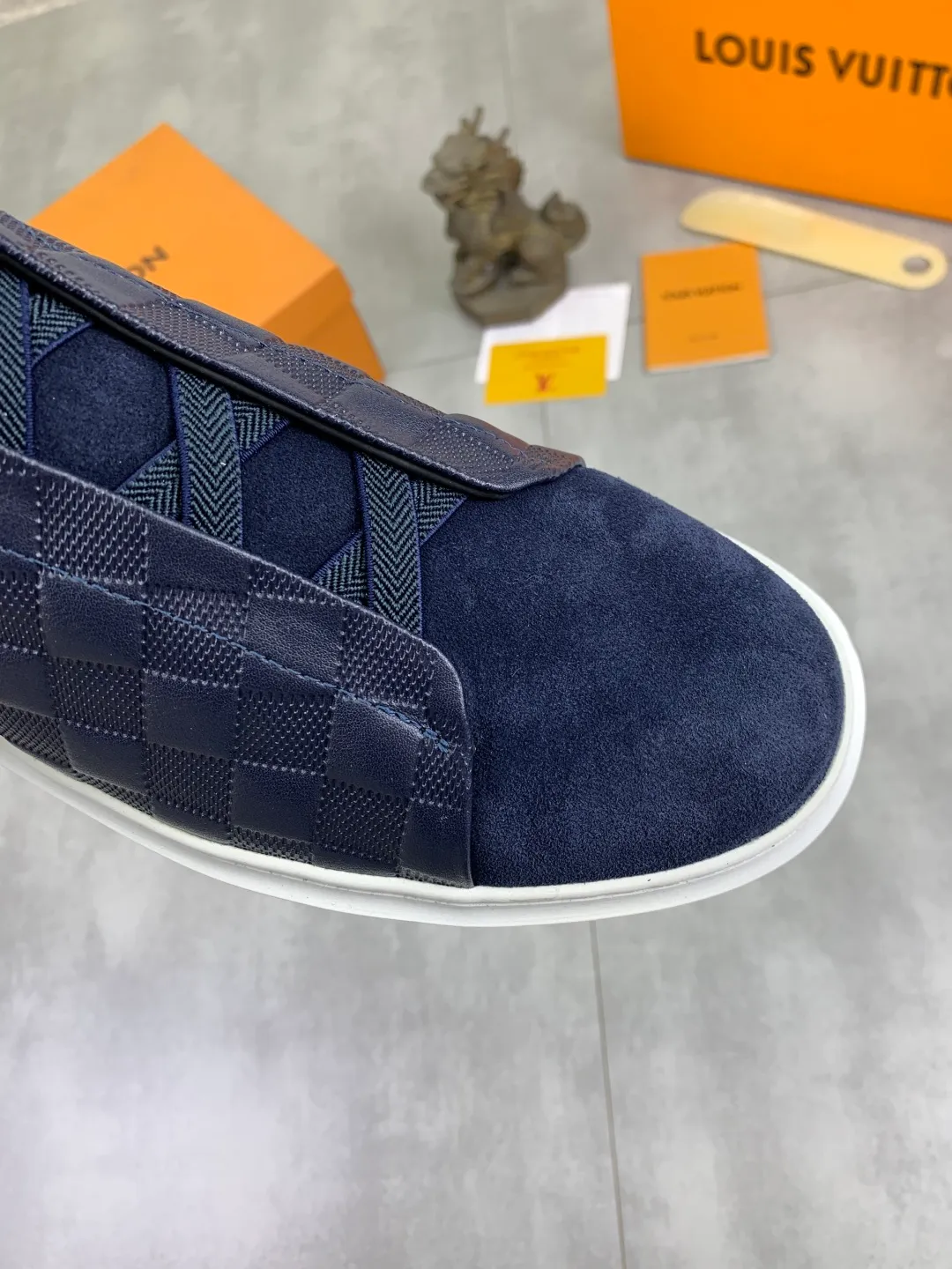 Men's men's shoes P440💰【Real price】Yangli🆘 💭💭New model launched【LOUlS VUlTTON】Louis Vuitton's new low-top men's shoes, high quality, support inspection! This style comes from Italy, very energetic and creative, giving people a comfortable and atmospheric visual impact❗Synchronization, the upper is made of silk calfskin with the original LV, imported soft sheepskin lining🐑Purely hand-stitched; LV original rubber outsole 4️⃣colors available Code number: 38~44